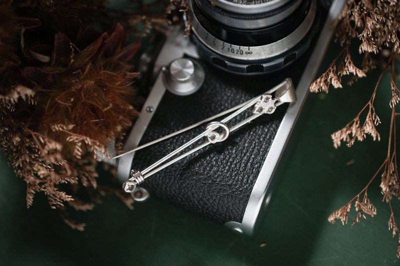 【老饰品/西洋老件】特殊造型细长古典图样老胸针 古着胸针 - 胸针 - 其他金属 银色