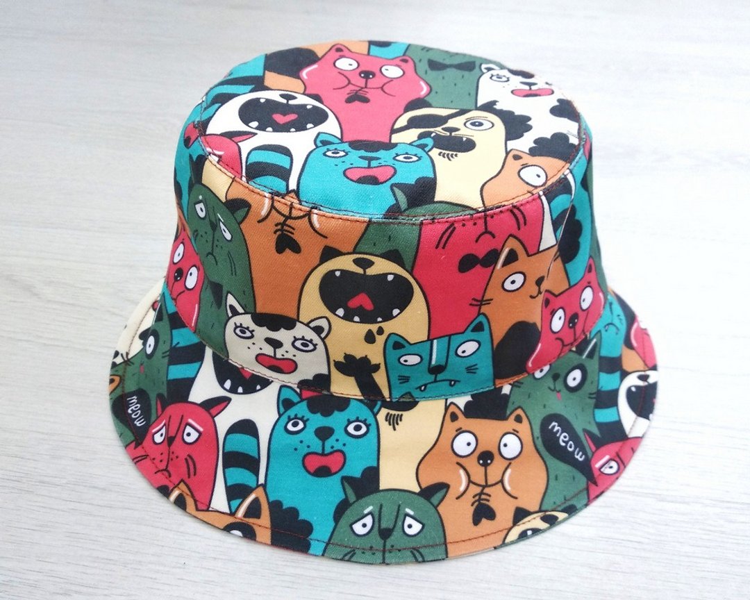Cotton bucket hat with a cheerful print for adults and children. Cotton panama. - 帽子 - 棉 多色