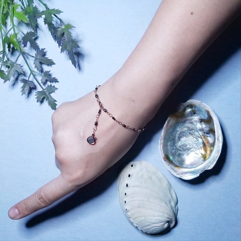 喵星日常: 猫系贝母淡水珍珠14krgf手链(天然晶石/香港制造) - 手链/手环 - 贝壳 黑色