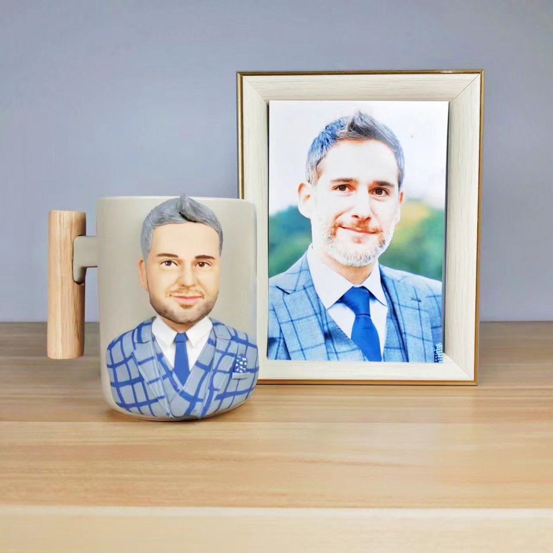 纯手工定制木柄马克杯3D自画像似颜绘男朋友老公生日结婚周年礼物 - 咖啡杯/马克杯 - 粘土 