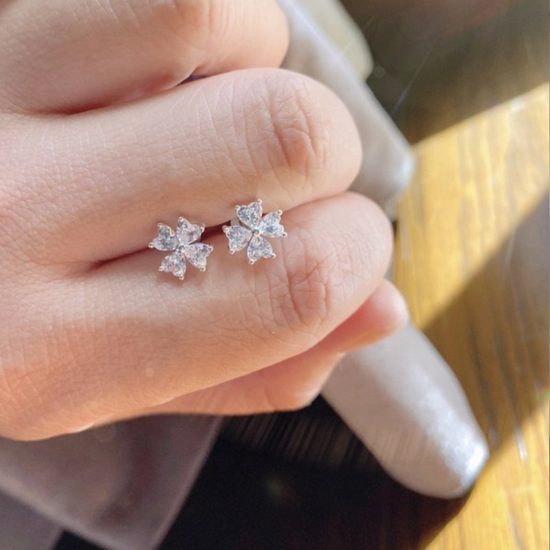 925纯银 闪亮锆石幸运草耳环 钢针锁珠系列旅游 - 耳环/耳夹 - 纯银 银色