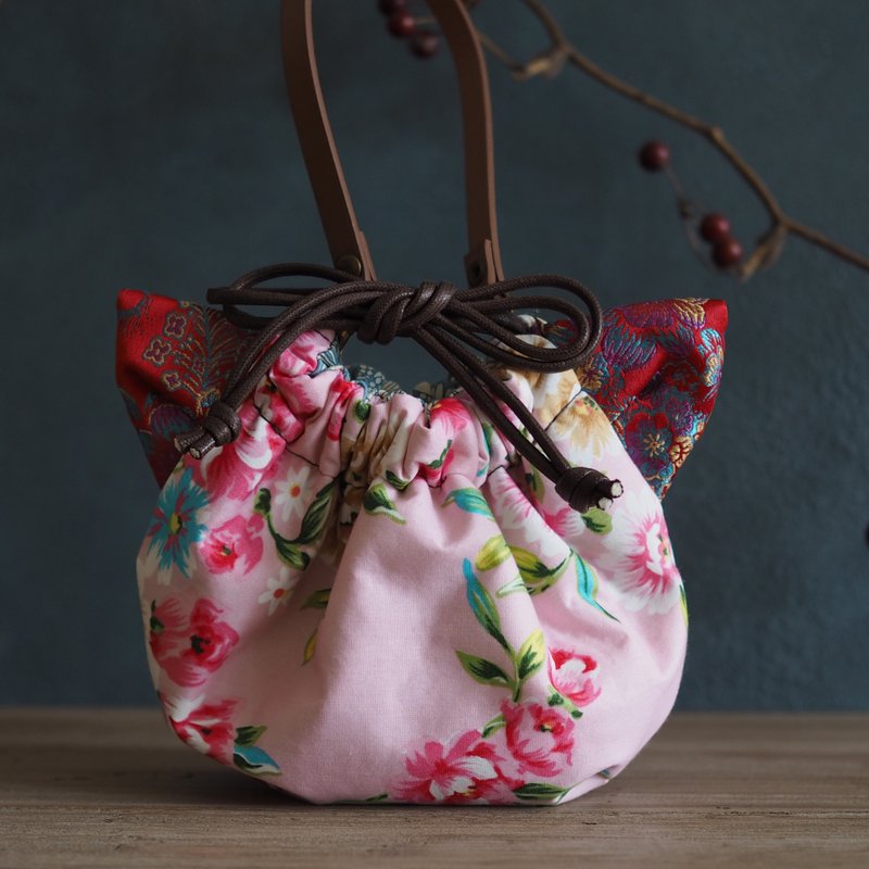 Cat-shaped Taiwanese flower lover pattern x silk fabric regular drawstring pouch (one piece work) - 化妆包/杂物包 - 棉．麻 粉红色