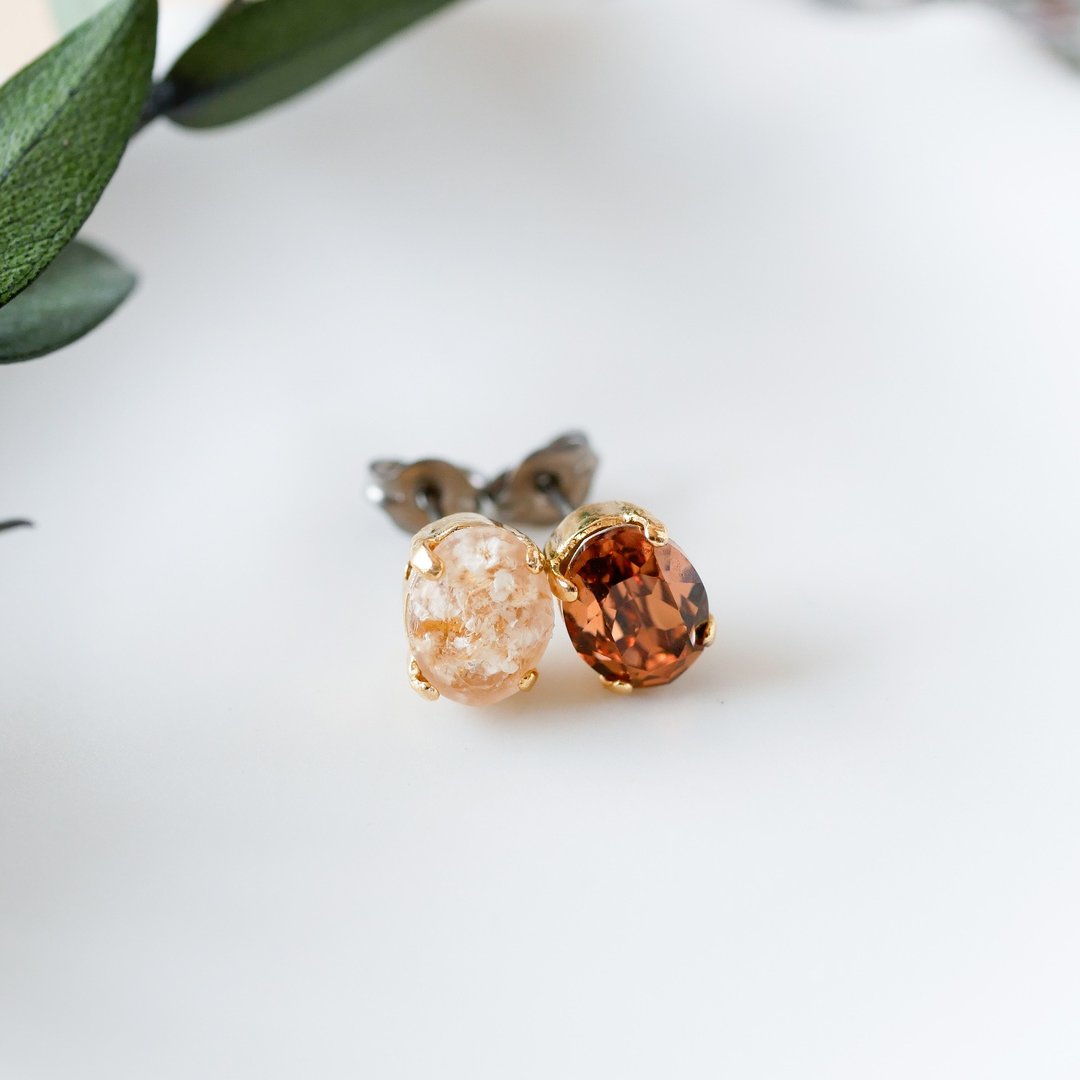 Small Crystal and Flower Earrings/Asymmetric/P-440/Smoked Topaz and Lace Flower - 耳环/耳夹 - 树脂 咖啡色