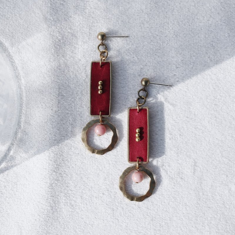 01:05 AM 解开的扣子记得扣回去/酒红 - 黄铜耳环/皮革耳环/耳夹 - 耳环/耳夹 - 铜/黄铜 红色
