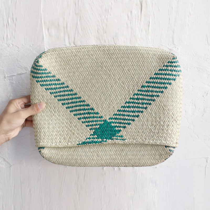 OMAKE 非洲水草A4收纳编织袋（绿交叉纹） - 化妆包/杂物包 - 植物．花 卡其色