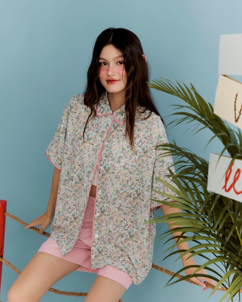 BIRUCHU ALL DAY SHIRTS：Petal Whisper 短袖衬衫，绿粉色花卉印花 - 女装衬衫 - 聚酯纤维 绿色