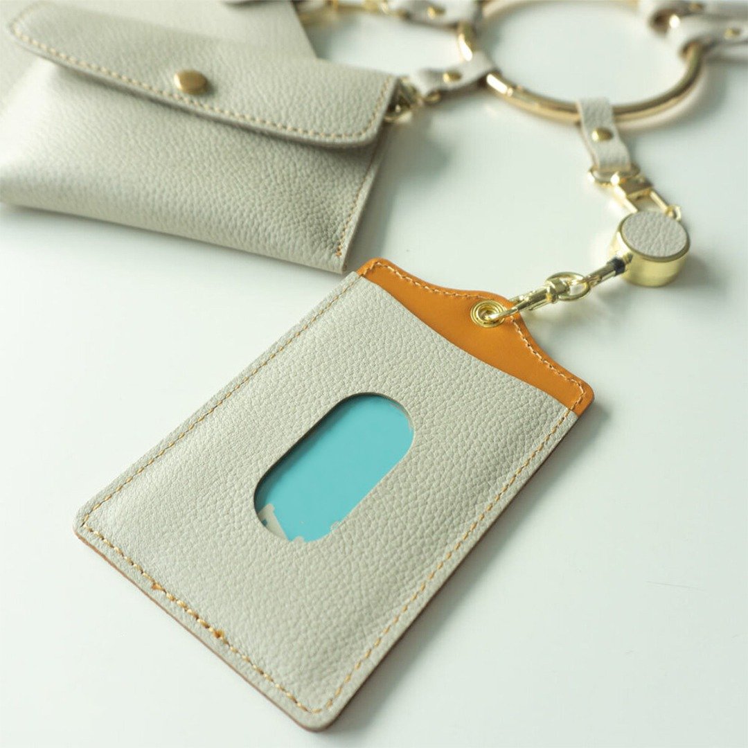 Pass Case with Reel for Ring Shoulder [Shrink Leather] Himeji Leather Card Mother's Day HS20K - 证件套/卡套 - 真皮 白色