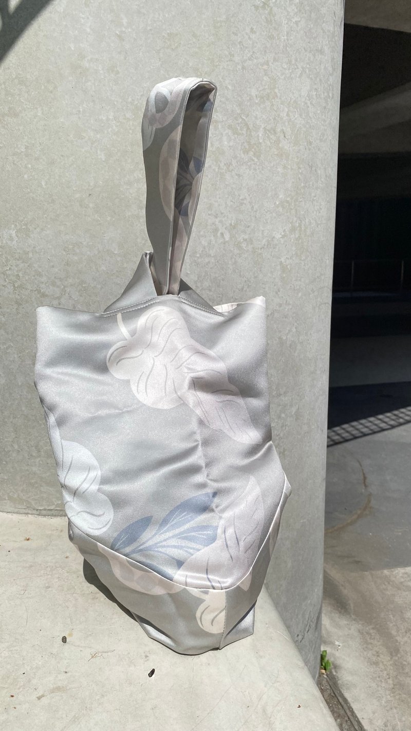 【绝版品五折】优雅叶形印花手拿包 日系手提袋 茶棕色 - 手提包/手提袋 - 聚酯纤维 卡其色