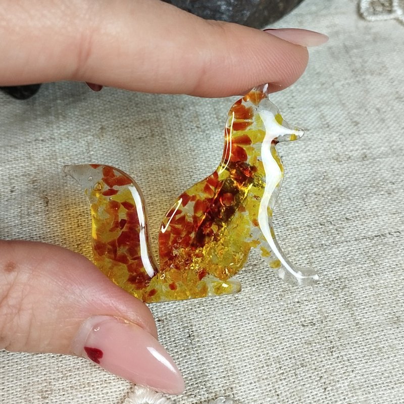 红狐狸胸针。手工制作的水晶狐狸徽章。树脂狐狸翻领别针。 - 胸针 - 树脂 橘色