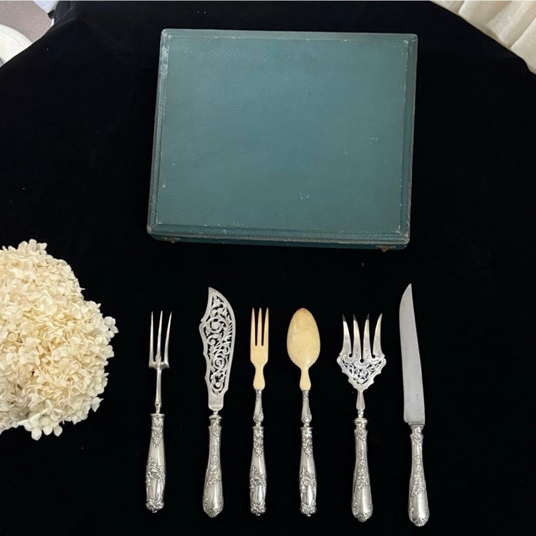 *51107-绝美法国古典花卉浮雕纯银柄餐具六件组盒装 - 餐刀/叉/匙组合 - 纯银 