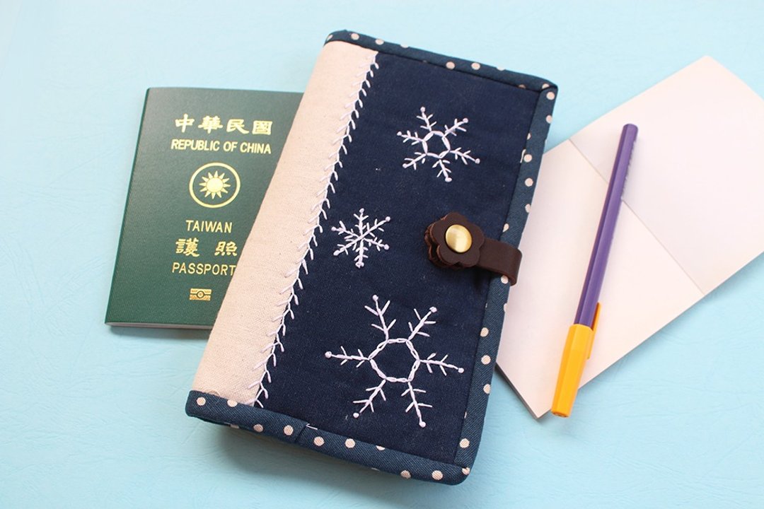 手工手作雪花刺绣护照夹护照套-蓝色/收纳包 - 护照夹/护照套 - 棉 蓝色