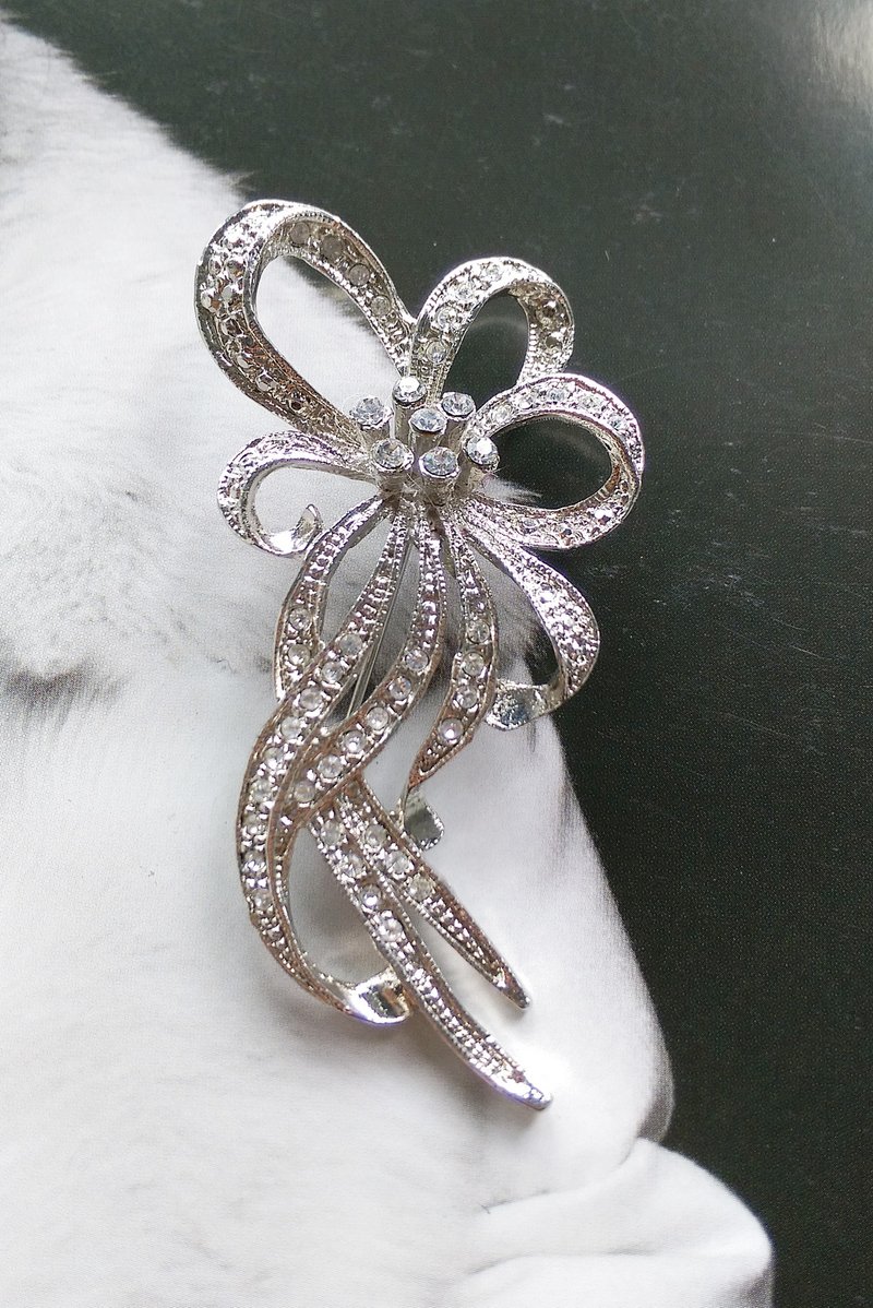 【西洋古董饰品】银色调 奢华 流线 蝴蝶结 别致  别针 - 徽章/别针 - 其他金属 金色