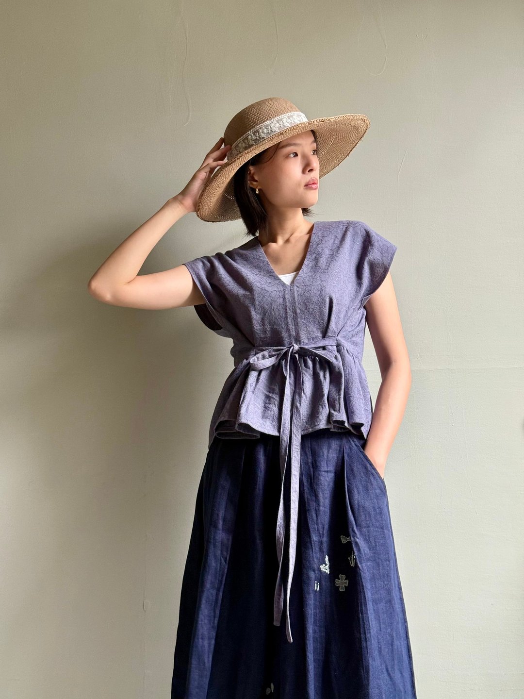 紫丁香/灰紫缇花纯棉V领荷叶下摆绑带法式袖小上衣/只有一件 - 女装背心 - 棉 