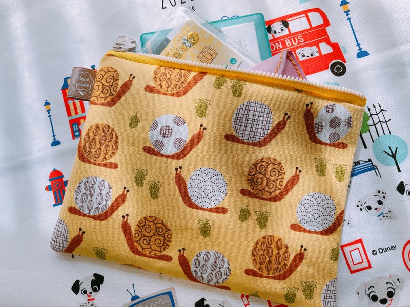 存折包/存折袋/棉棉包-鹅黄蜗牛 - 化妆包/杂物包 - 棉．麻 黄色