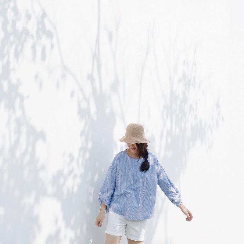 袖口扭转上衣 海水蓝条纹色 - 女装上衣 - 棉．麻 蓝色