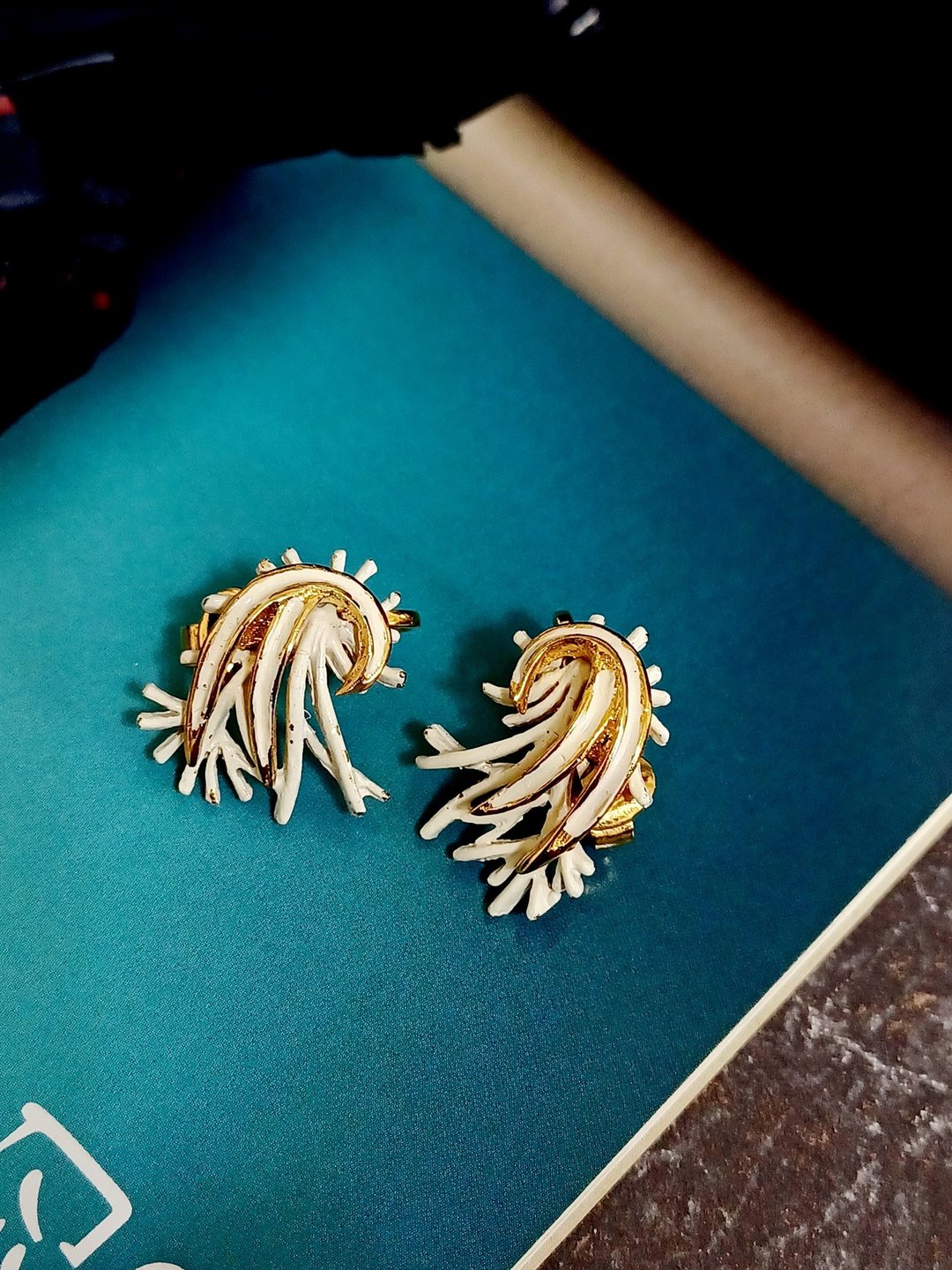 vintage jewelry  白珐琅珊瑚造型夹式耳环 - 耳环/耳夹 - 其他金属 