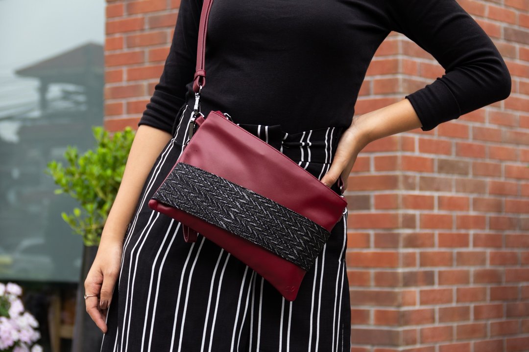 MONDAY Clutch and Crossbody Bag - Cosmos Red - 侧背包/斜挎包 - 真皮 红色