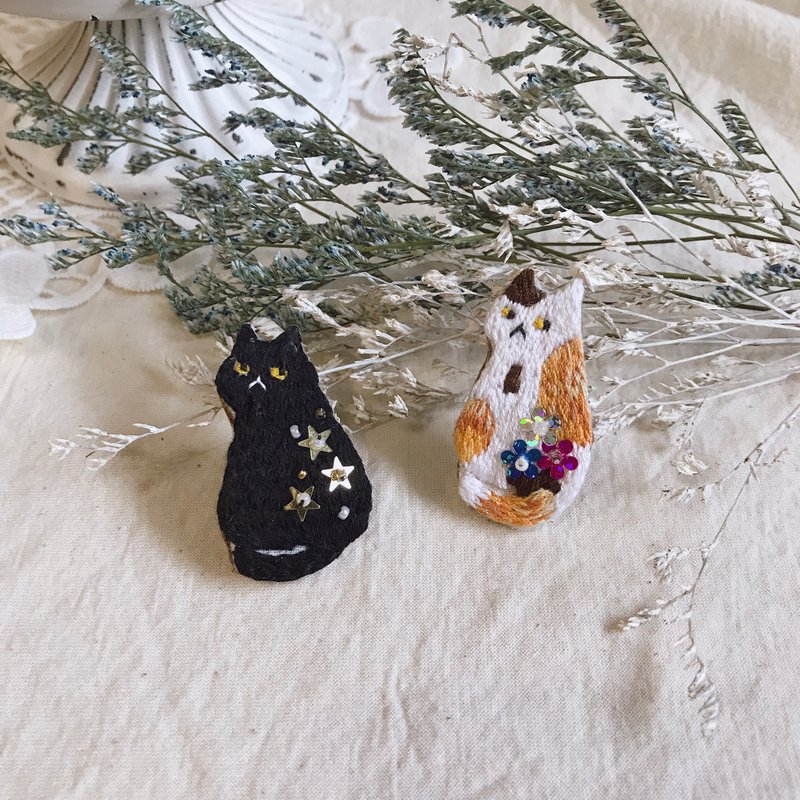 手作刺绣//回眸猫咪别针//可自订花色 - 胸针 - 绣线 黑色