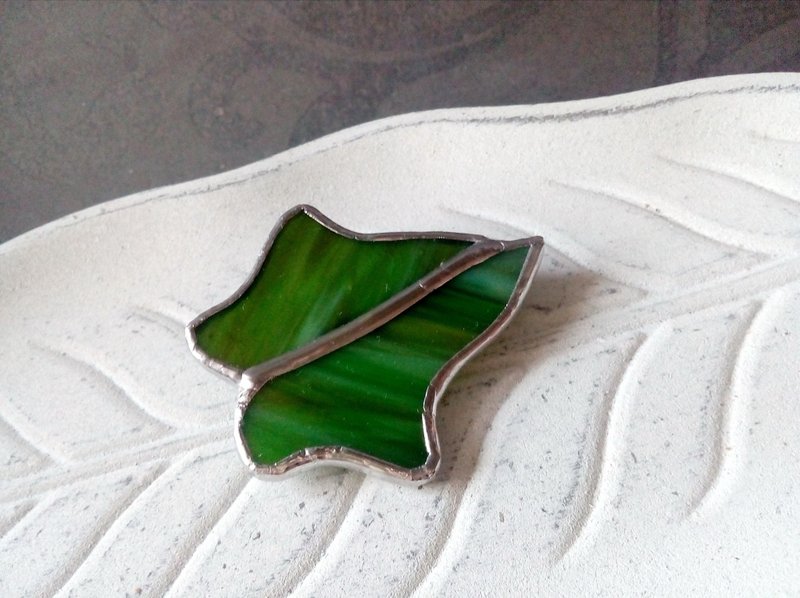 Glass Ivy brooch. Plant Mom gift. Plant lover rooch. stainglass Hedera brooch. - 胸针 - 玻璃 绿色