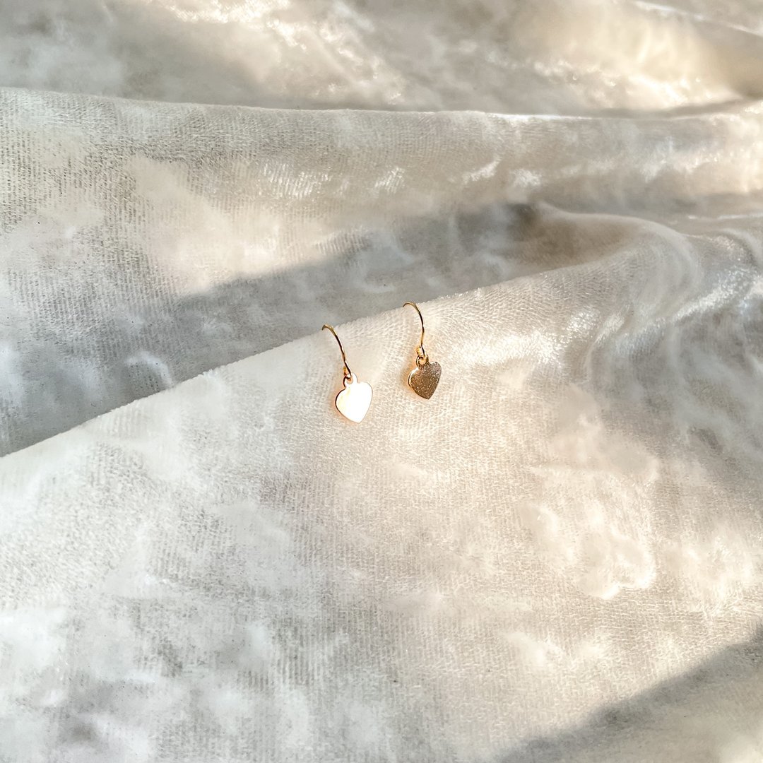 金色小桃心。14kgf小耳环 奥地利水晶 抗过敏耳勾 - 耳环/耳夹 - 铜/黄铜 金色