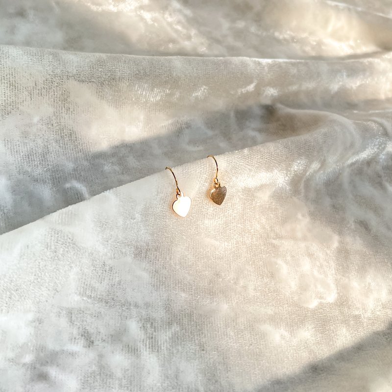 金色小桃心。14kgf小耳环 奥地利水晶 抗过敏耳勾 - 耳环/耳夹 - 铜/黄铜 金色