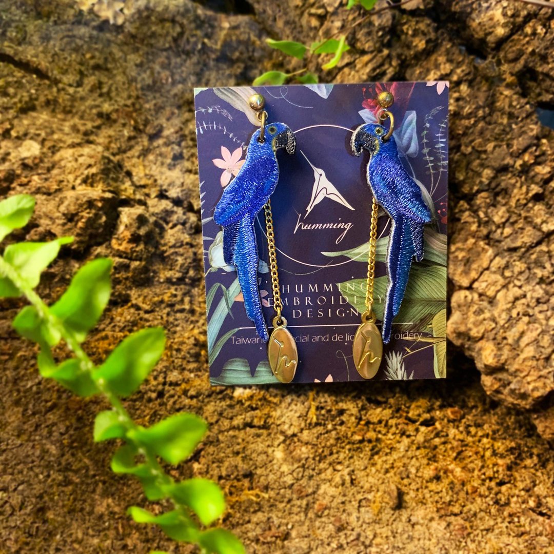 耳环 蓝紫金刚鹦鹉 刺绣耳夹 手工 礼物 礼盒 生日 - 耳环/耳夹 - 绣线 蓝色