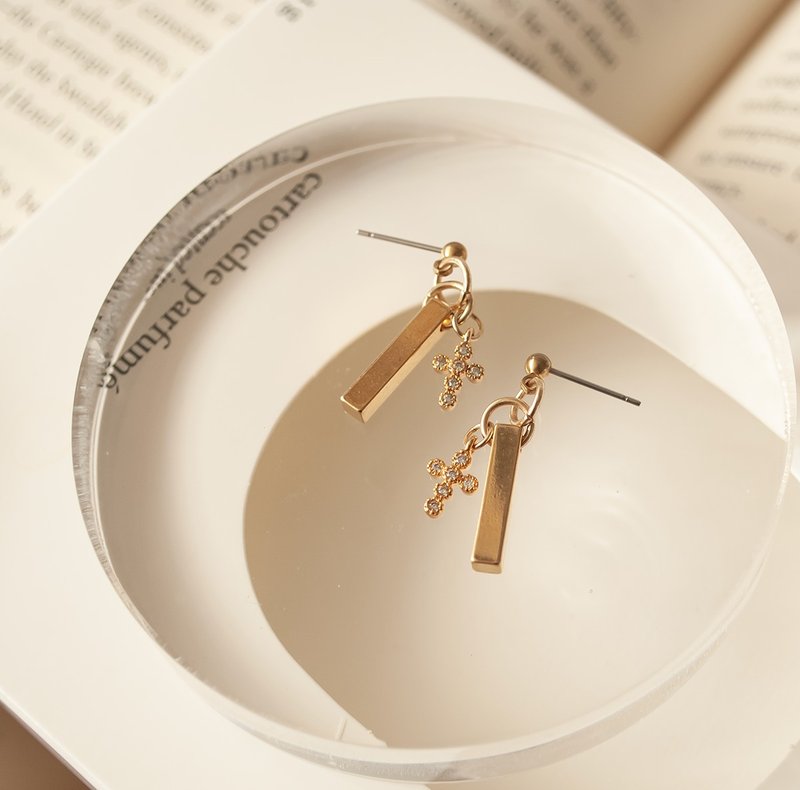 La Don - 十字锆石14K包金坠饰耳环 耳针/耳夹 - 耳环/耳夹 - 宝石 金色