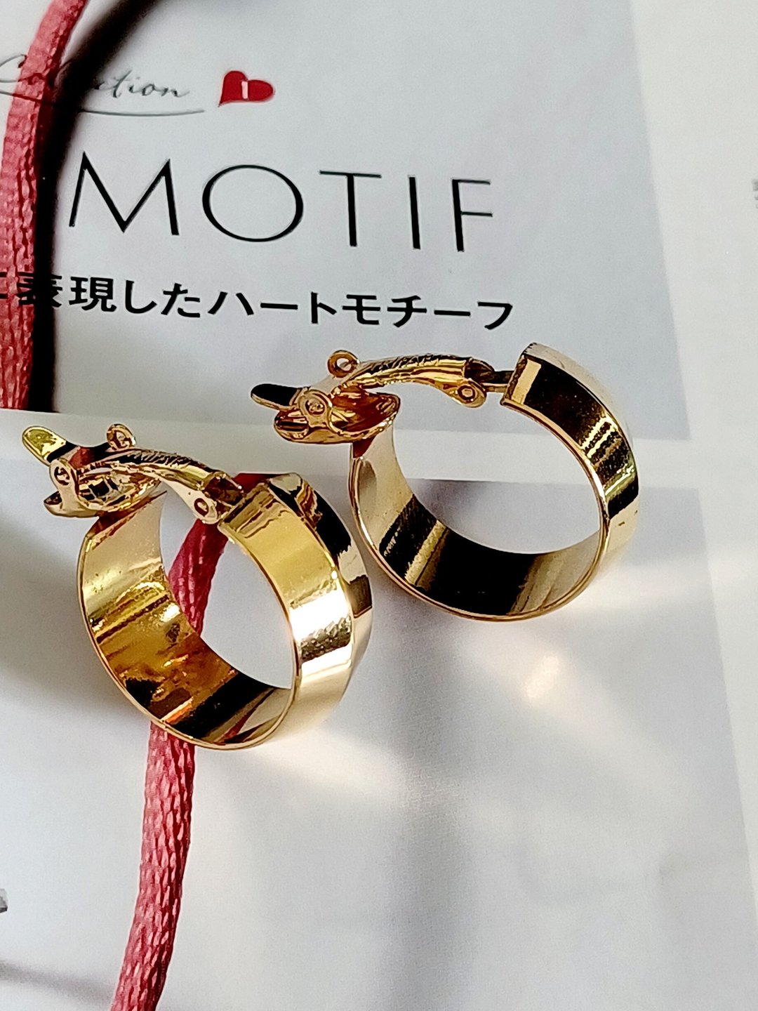 vintage jewelry Trifari 立体折纹金色C圈 夹式耳环 - 耳环/耳夹 - 其他金属 