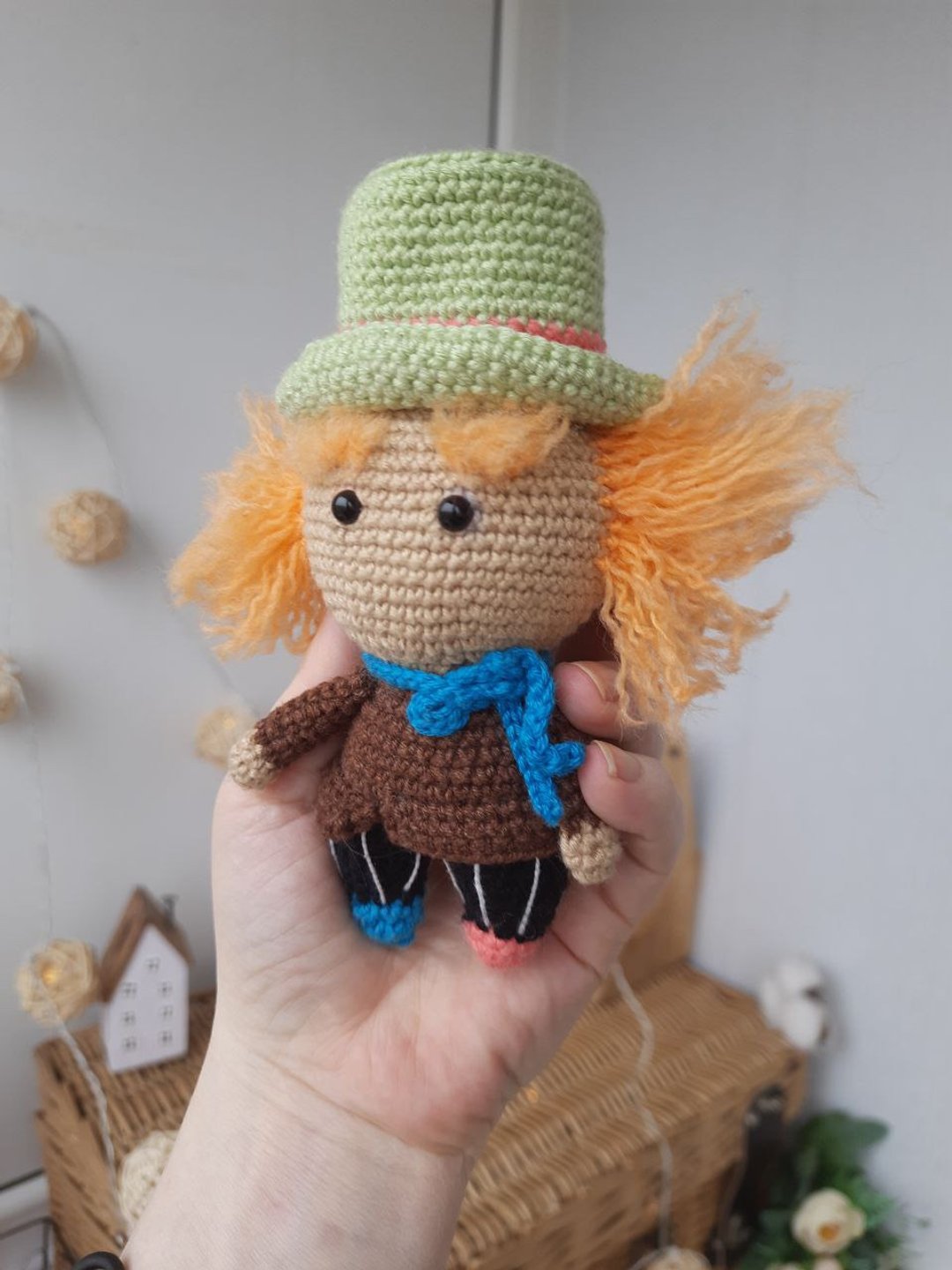 The Hatter is the hero of the fairy tale Alice in Wonderland. Fairy tale doll - 扇子 - 棉 多色