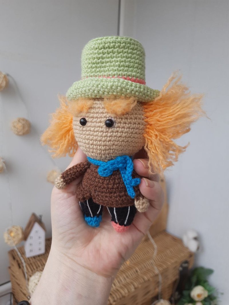 The Hatter is the hero of the fairy tale Alice in Wonderland. Fairy tale doll - 扇子 - 棉．麻 多色