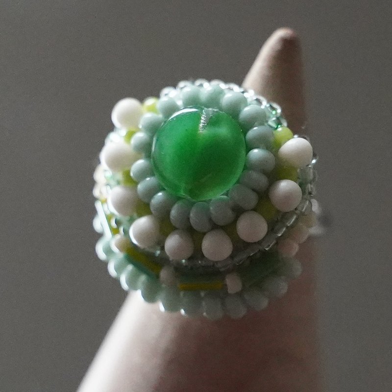 亦可作丝巾扣“悄悄话”戒指169 自由尺寸 饰珠刺绣戒指 绿色 华丽大戒指 - 戒指 - 塑料 绿色