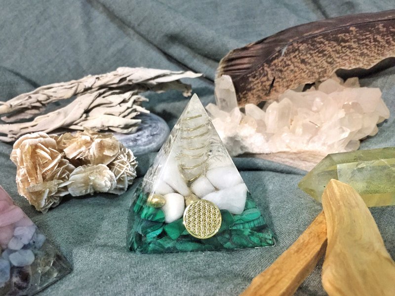 Orgonite 能量塔 — 白水晶柱、白玉髓、孔雀石 - 摆饰 - 宝石 绿色