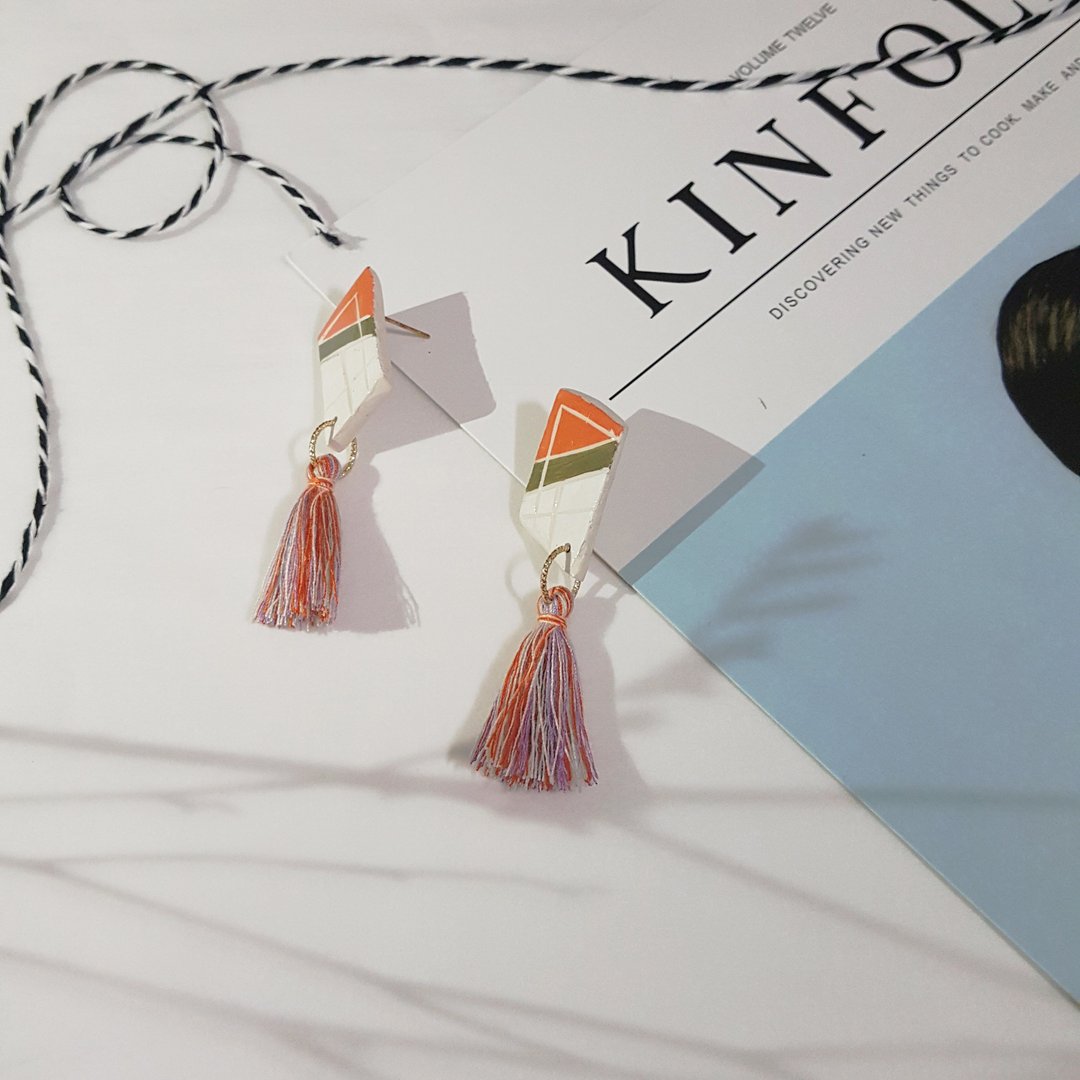 菱形彩绘雕刻/彩色流苏/风筝造型/手工耳环/耳钉/耳针/earrings - 耳环/耳夹 - 粘土 多色