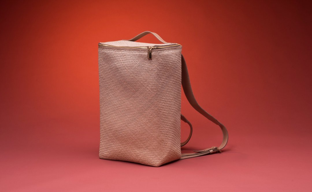 蔺草X皮革X纯手工 LIN-TANG backpack 后背包 - 后背包/双肩包 - 真皮 卡其色