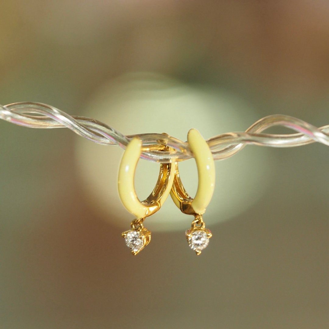 18K金婴儿黄珐琅圈耳环18K Gold Baby Yellow Enamel Hoop Ea - 耳环/耳夹 - 贵金属 