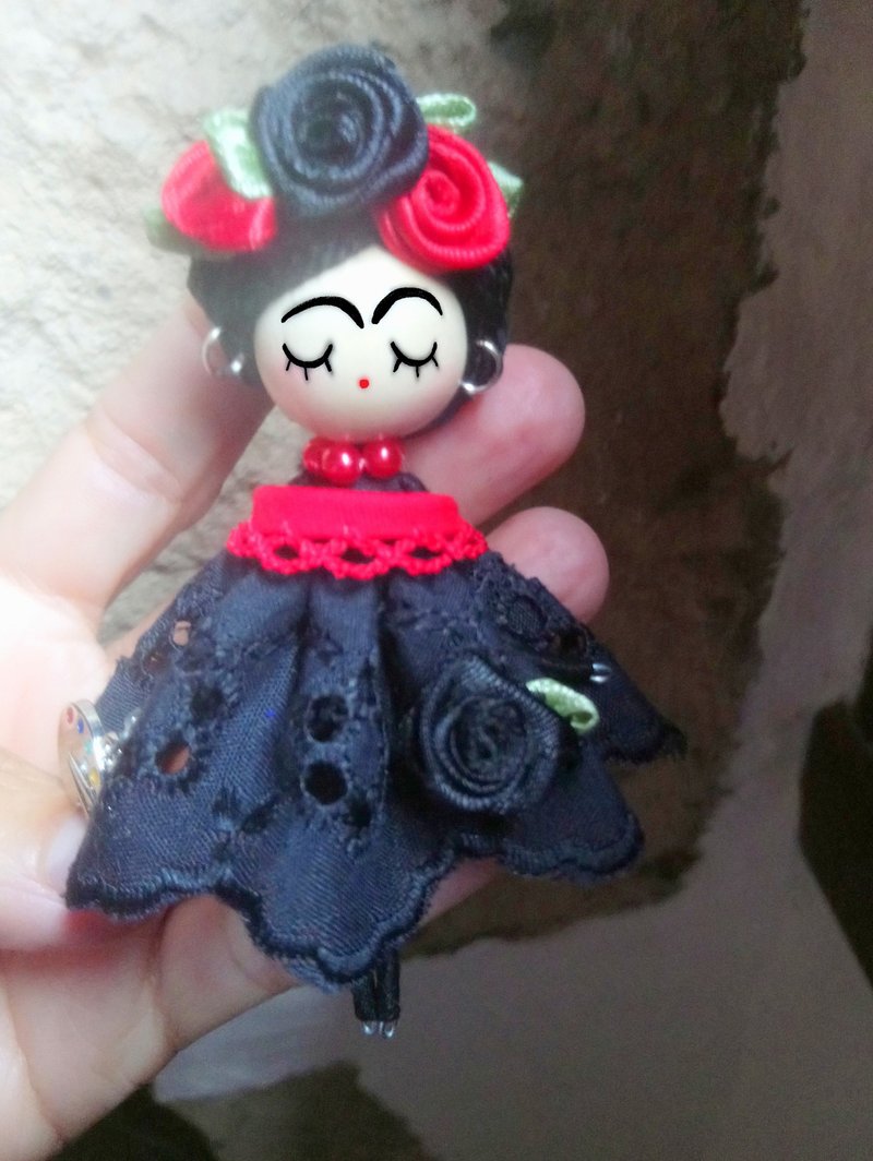 Brooch doll Frida Kahlo - 胸针 - 木头 黑色