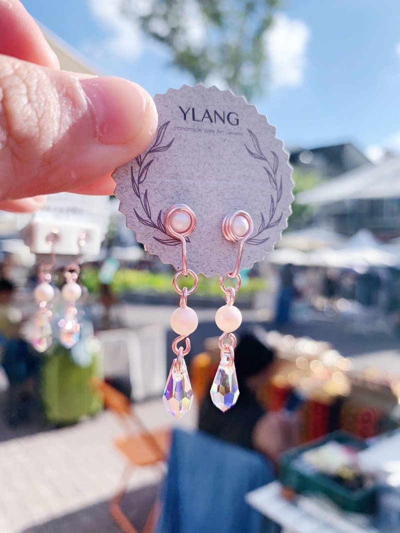 YLANG【珍珠小晶坠】水滴造型耳环Swarovski/艺术铜线 - 耳环/耳夹 - 其他金属 多色