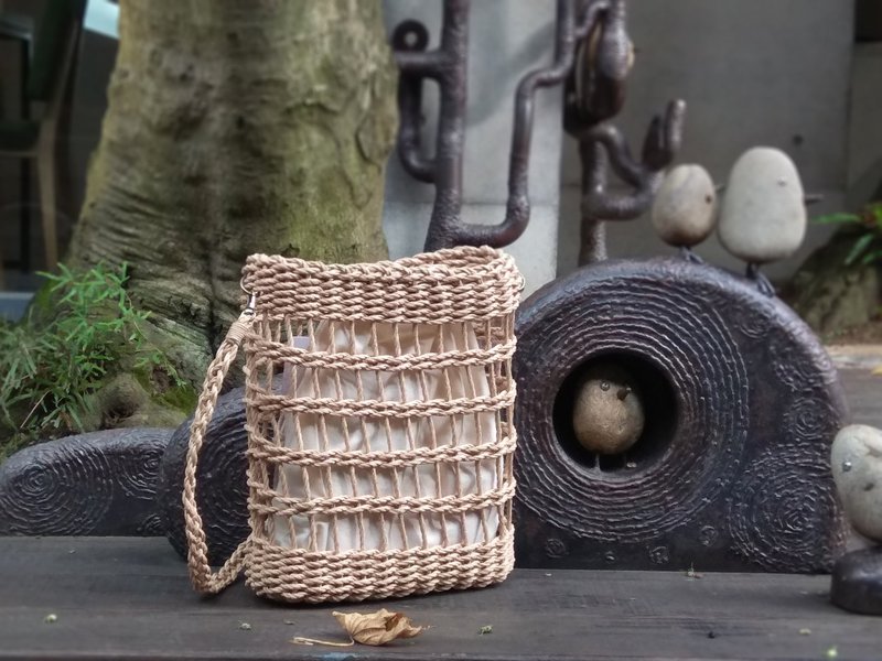 纸藤编织镂空网格侧背包 - 侧背包/斜挎包 - 其他材质 卡其色