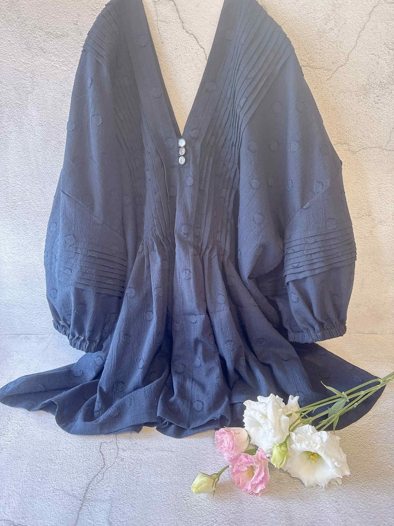 【快速出货】纯棉前后V领立体褶纹七分抛袖罩衫上衣 点点织纹深蓝 - 女装上衣 - 棉．麻 蓝色