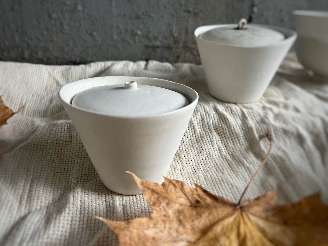 桌上的白瓷糖霜 / 盖碗茶杯 盖杯 茶具 - 肚脐碗盖 - 茶具/茶杯 - 瓷 白色