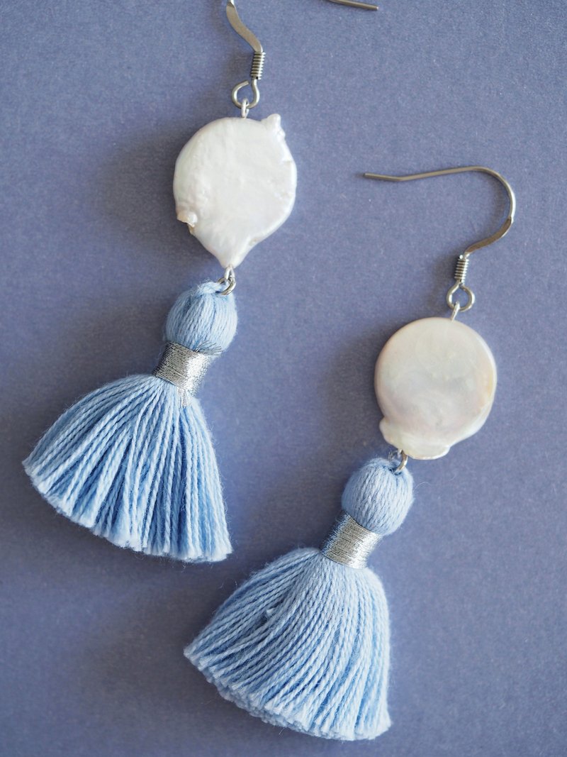 White freshwater pearl earrings / Blue tassel earrings - 耳环/耳夹 - 绣线 蓝色