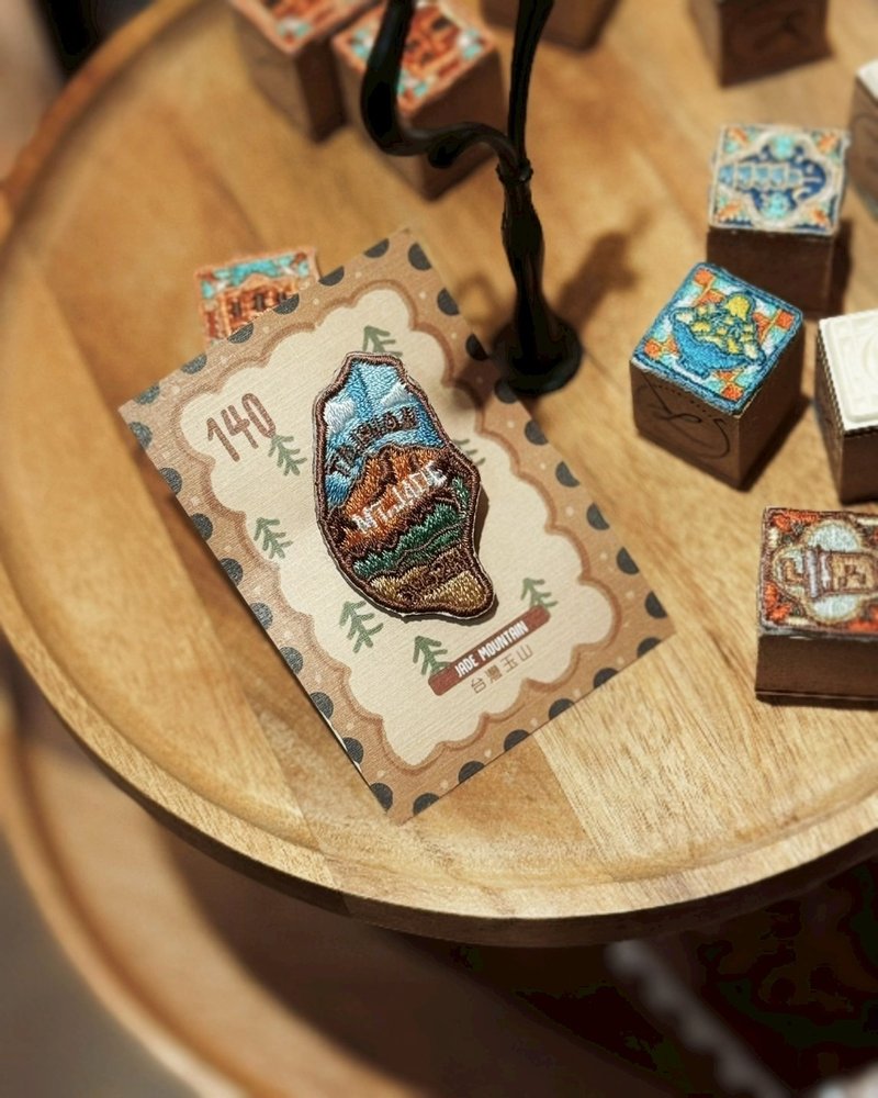 刺绣烫贴/别针 | 台湾地形 - 台湾玉山 | Littdlework - 徽章/别针 - 绣线 多色