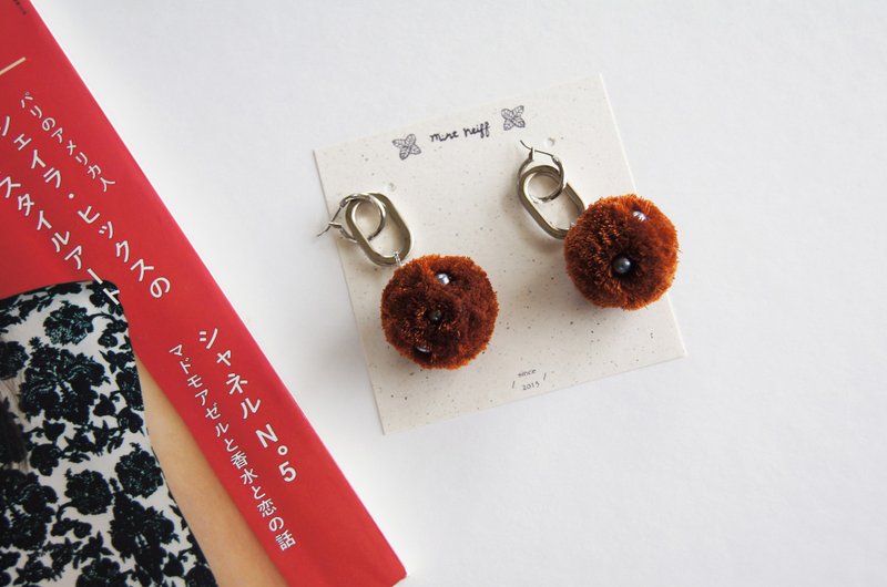 mint neiff I 收藏系手工毛球金属环耳环 焦糖棕 I 穿式/夹式 - 耳环/耳夹 - 棉．麻 咖啡色