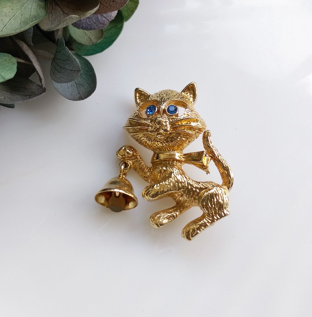 西洋古董饰品。AVON 可爱 自己解开铃铛的猫  别针 - 徽章/别针 - 其他金属 金色