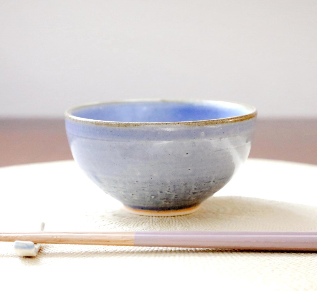 肥硕的圆形饭碗，釉色深蓝，锈褐色。 - 碗 - 陶 蓝色