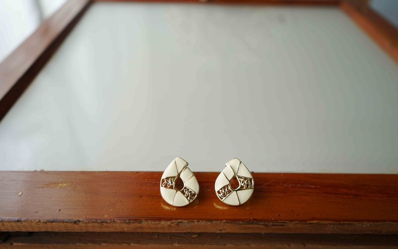 日本杂货-昭和复古典雅圆弧篓空奶油白珐琅古董夹式耳环 - 耳环/耳夹 - 其他金属 白色