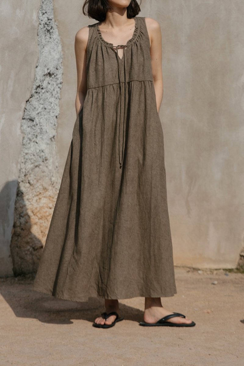 慵懒度假风 棉麻露背连身裙 褶量散边V领背心长裙 - 洋装/连衣裙 - 棉．麻 灰色