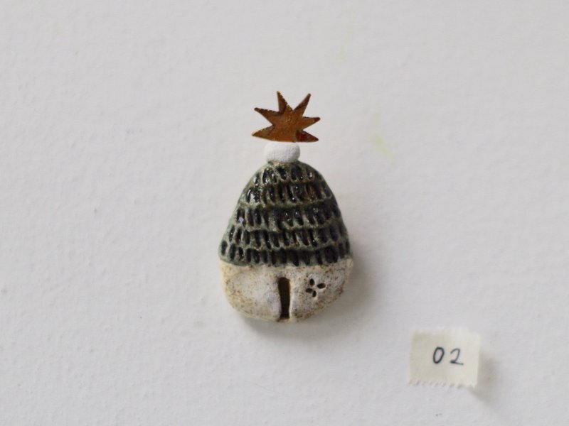 star house broach 星の家ブローチ０２ - 胸针 - 陶 白色