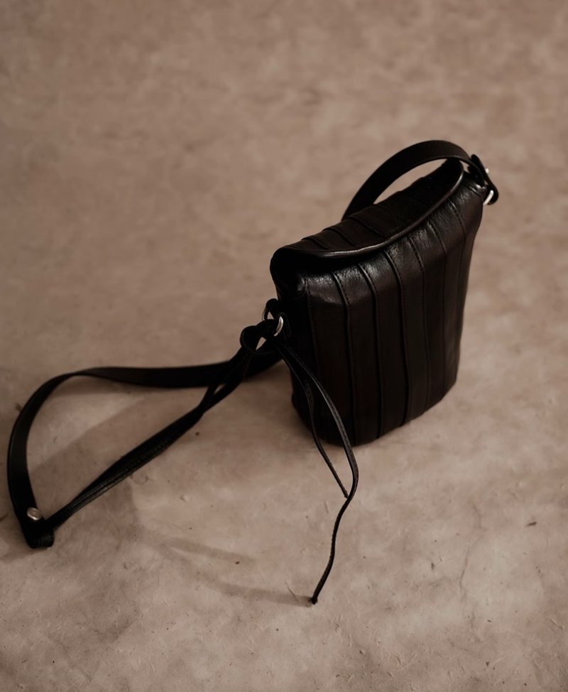 建筑师系列 折盖小桶 搭扣水桶包 - 侧背包/斜挎包 - 真皮 黑色