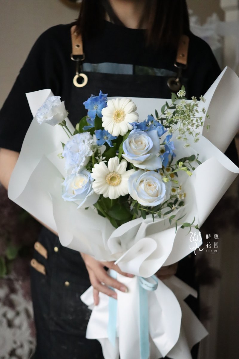清新蓝白 玫瑰 非洲菊 鲜花花束/限台中地区/询问后再下单 - 干燥花/捧花 - 植物．花 蓝色